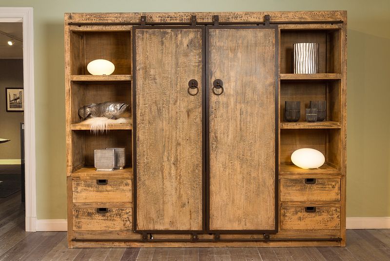 Russ Einrichtungen im Antik-Hof Bissee Schrank Regal Schiebetüren altes Holz