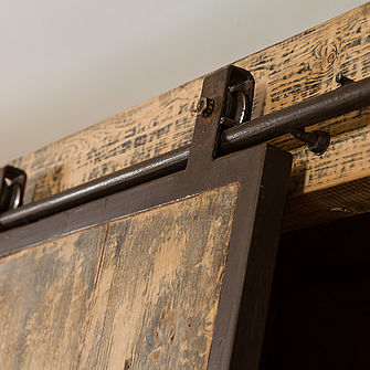 Russ Einrichtungen im Antik-Hof Bissee Schrank Regal Schiebetüren altes Holz