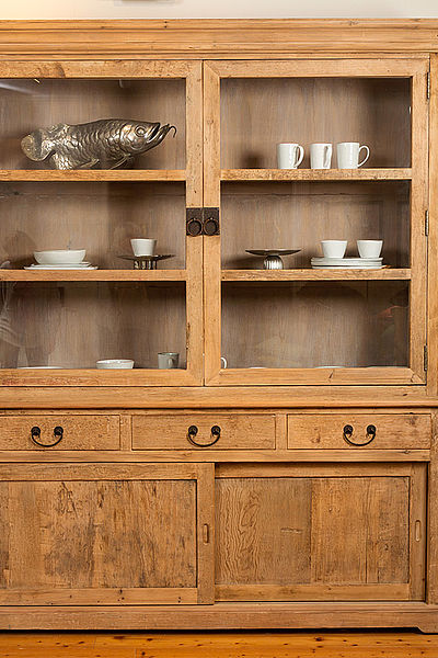 Russ Einrichtungen im Antik-Hof Bissee Schrank Vitrine altes Holz