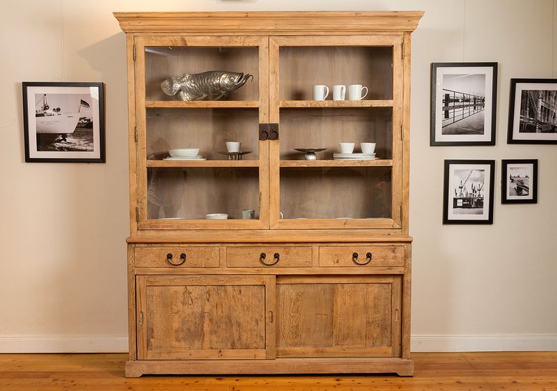 Russ Einrichtungen im Antik-Hof Bissee Schrank Vitrine altes Holz