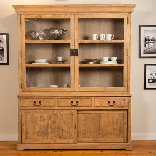 Russ Einrichtungen im Antik-Hof Bissee Schrank Vitrine altes Holz