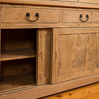 Russ Einrichtungen im Antik-Hof Bissee Schrank Vitrine altes Holz
