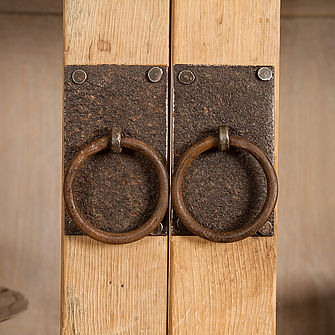 Russ Einrichtungen im Antik-Hof Bissee Schrank Vitrine altes Holz