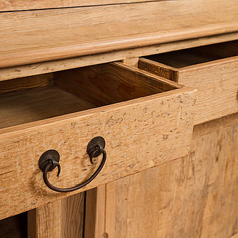 Russ Einrichtungen im Antik-Hof Bissee Schrank Vitrine altes Holz