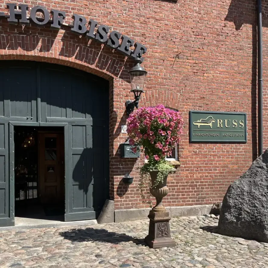 Eingang zu RUSS Einrichtungen und zum Restaurant Hof Bissee