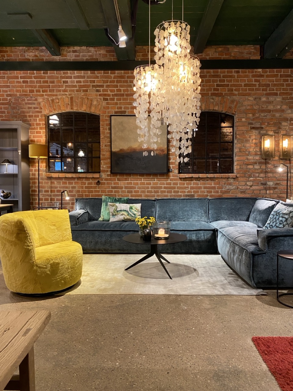 Sofas Türkieses großes Sofa und gelber Sessel im Geschäft von RUSS Einrichtungen