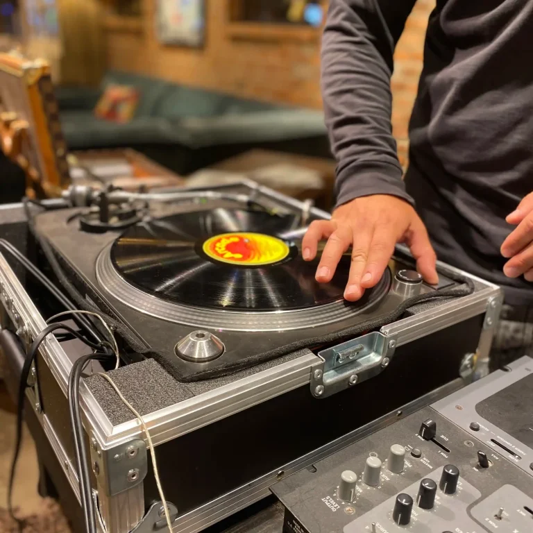 DJ Ben Diggin legt Musik auf beim Event Prosecco & Pils bei RUSS Einrichtungen