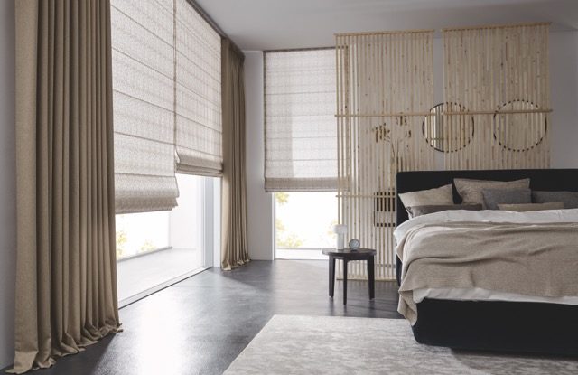 Modern Schlafzimmer mit Holzdetails, beigen Vorhängen und einem großen Bett.