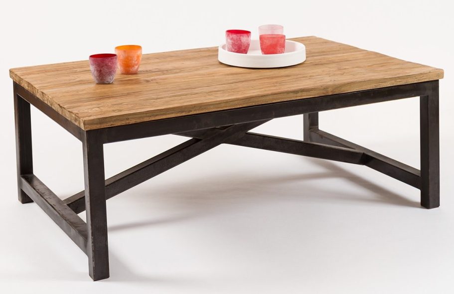 Couchtisch mit schwarzem Gestell und bunten Kerzen auf einem weißen Teller.