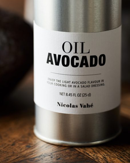 Avocadoöl in einer silbernen Dose mit schwarzer Schrift auf dem Etikett.
