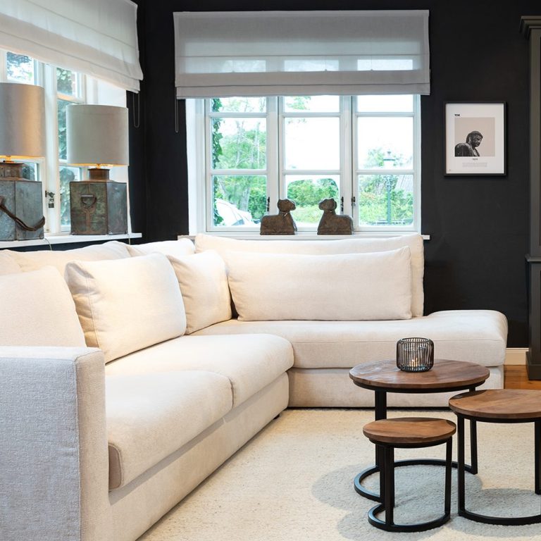 Modernes Sofa in beige und passendem Tischset