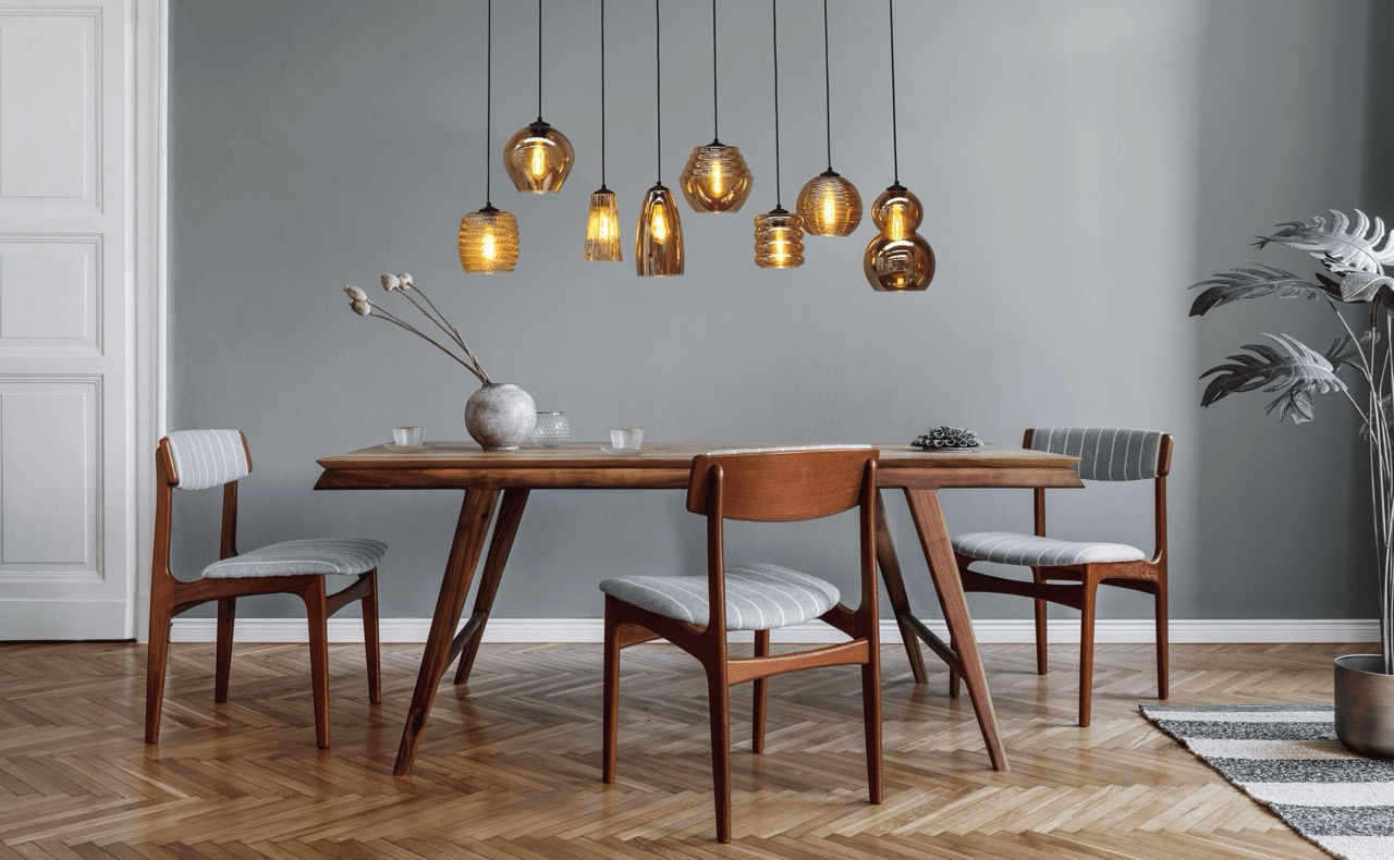 Leuchten Moderne Esszimmermöbel mit Holztablett, hängenden Lampen und stilvollem Dekor.