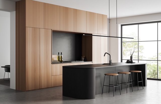 Moderne Küche mit Holz- und schwarzen Elementen und moderer Leuchte über der Kücheninsel
