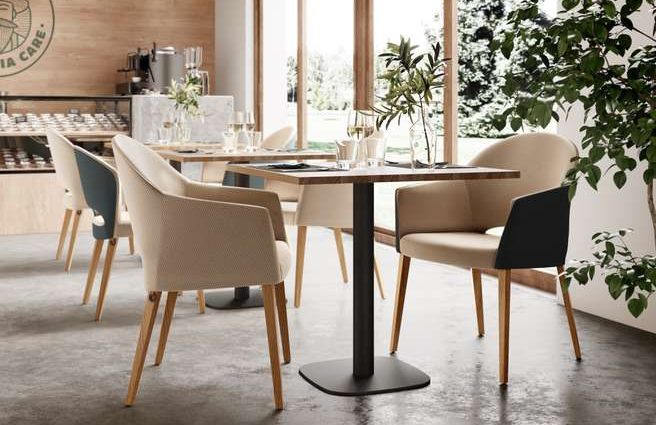 Stuhl Cuori in beige mit Holzfüßen in Bissee