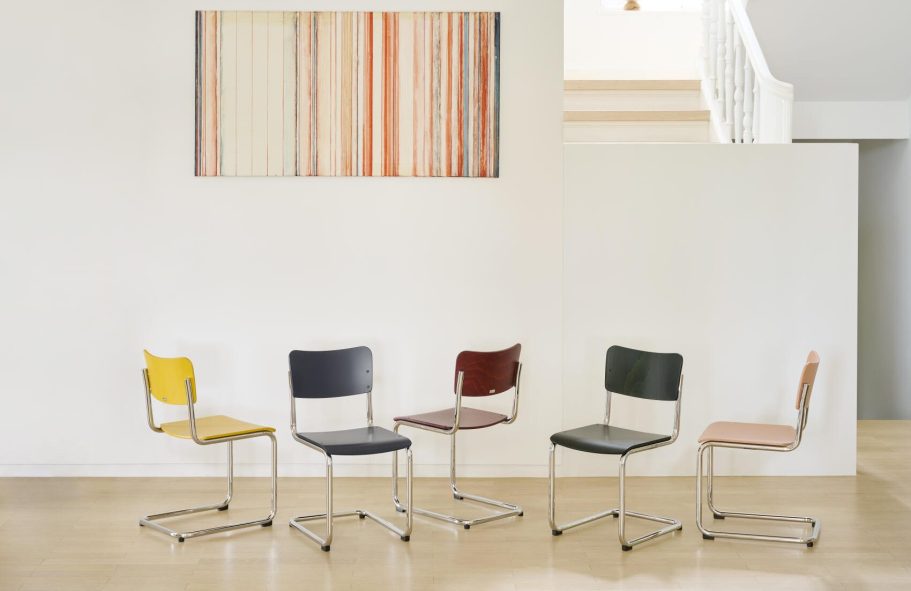 Fünf moderne Stühle in verschiedenen Farben von Thonet S 43