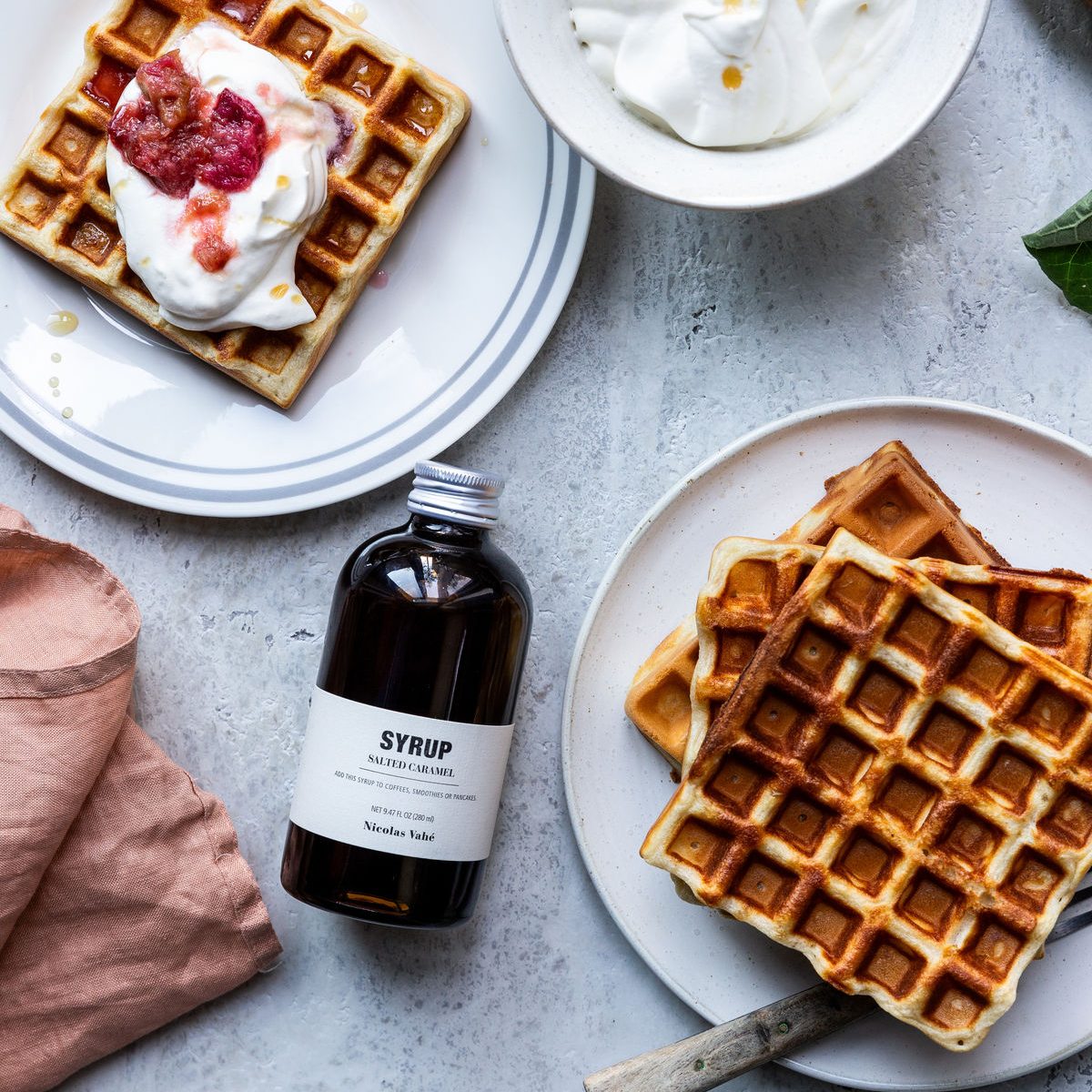 Frische Waffeln mit Sahne, Frucht und Flasche Sirup von Nicolas Vahé bei RUSS Einrichtungen