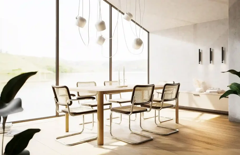 Der Stuhl Thonet S 32 V an einem Holztisch / Hof Bissee