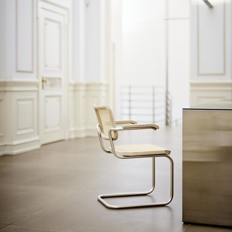 Moderner Stuhl von Thonet aus Holz und Metall in einem eleganten Innenraum.