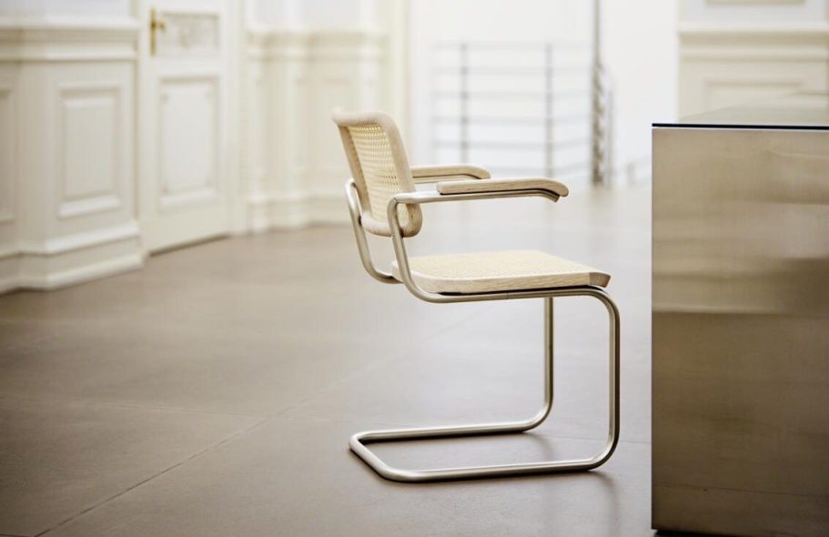 Stylischer Stuhl mit Metallgestell und beigem Sitz von Thonet S 64 V bei RUSS Einrichtungen