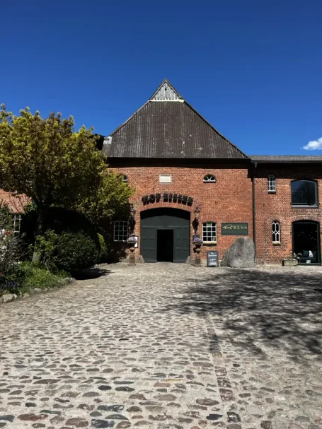 RUSS Einrichtungen idylisch gelegen auf dem Hof Bissee