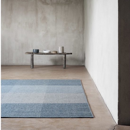 großer Teppich mit blauem Muster